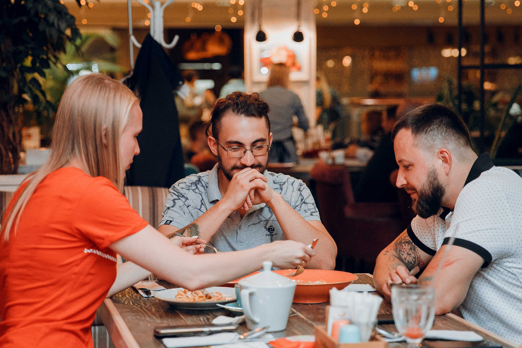 Рестораторам мероприятия. Официант в ресторане. Мероприятие в ресторане. Рестораторам мероприятия. Предприниматели рестораторы.