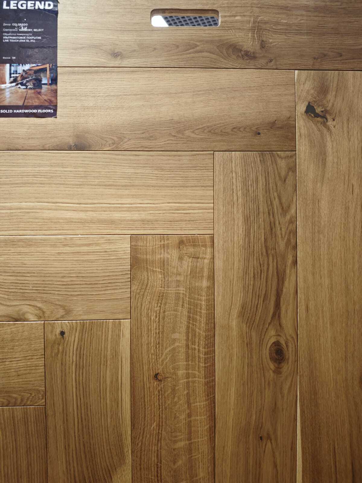 Инженерная доска Legend, коллекция Дуб Colorado Колорадо. Светлый оттенок в стиле сканди с лёгким деревенским эффектом. Укладка английская ёлка делает помещение визуально шире и глубже.
