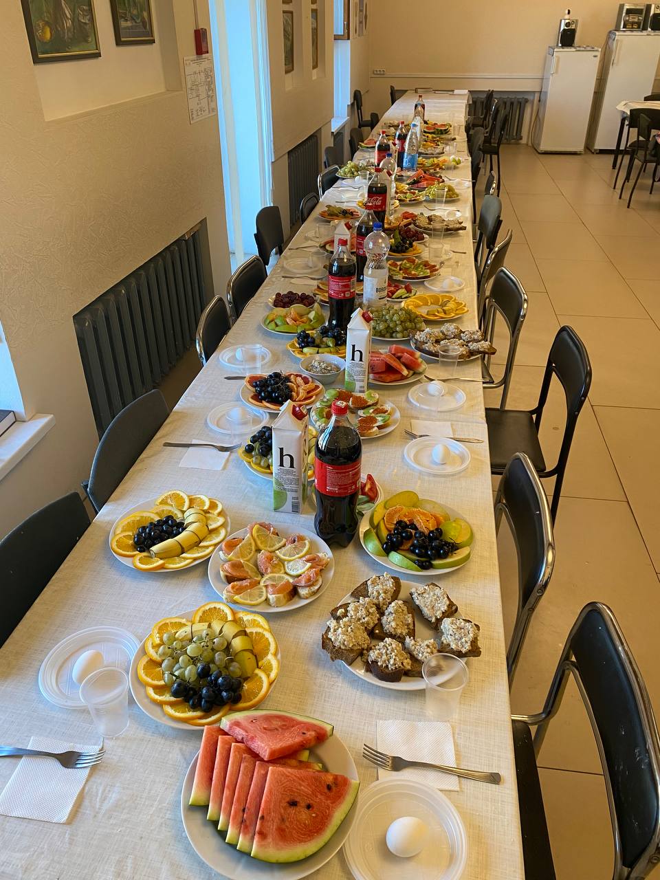 Праздничный стол в синагоге «Бейс Исроэль» в Минске: угощения  на трапезе в честь бар-мицвы.