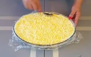 Приготовление салата «Грибная поляна» с шампиньонами и курицей: шаг 11