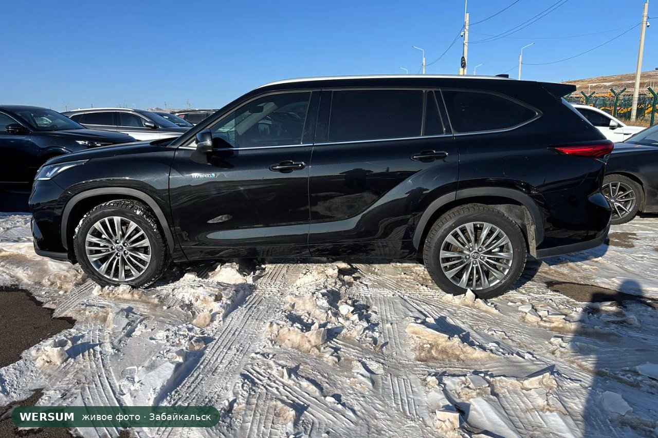 Toyota Highlander, сбоку: надпись HYBRID на передней двери