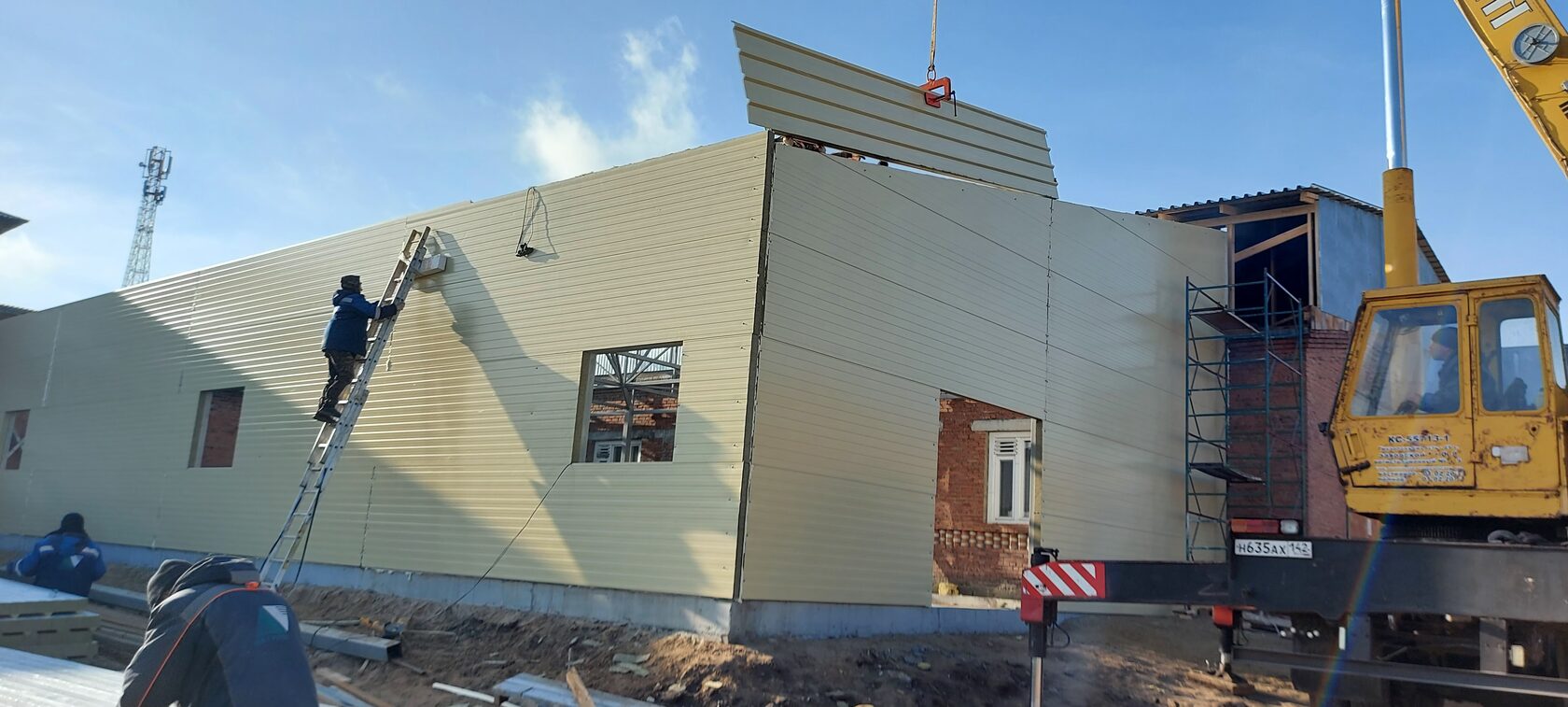 Монтаж сэндвич панелей стен и кровли на складе в Маслянино