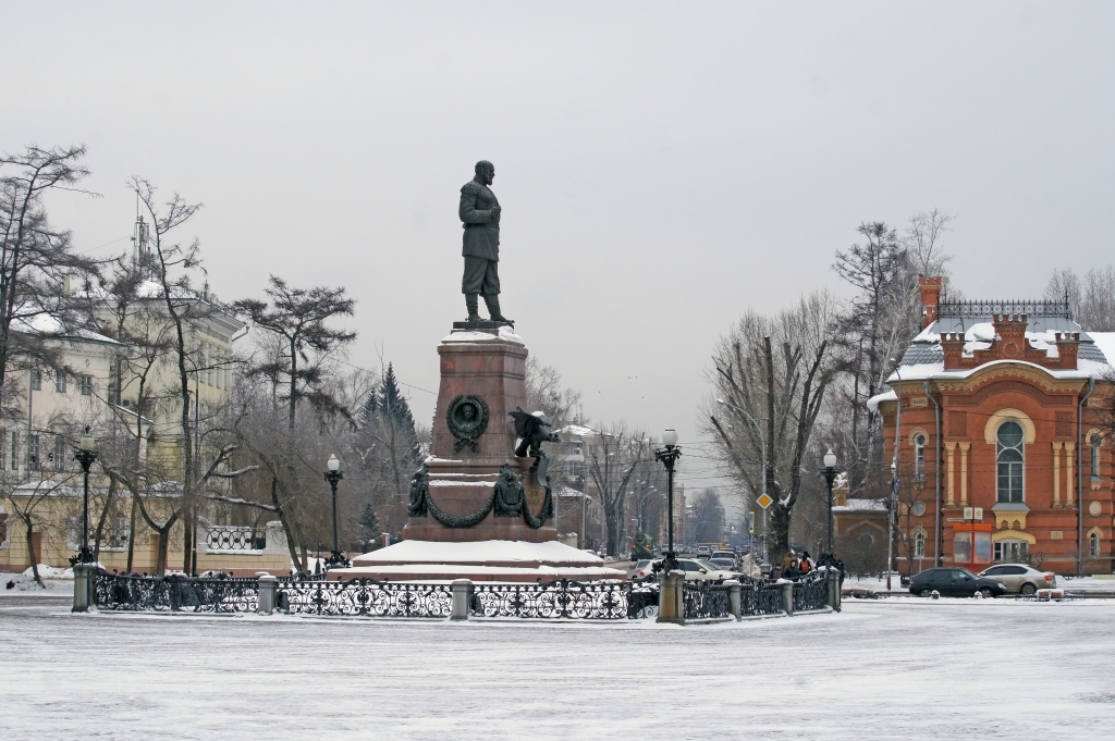 Иркутск в декабре. Иркутск памятник Александру III зима. Памятник Александру 3 в Иркутске зимой. Иркутск памятник Александру III зима вечер. Памятник Александру 3 в Иркутске в снегу.