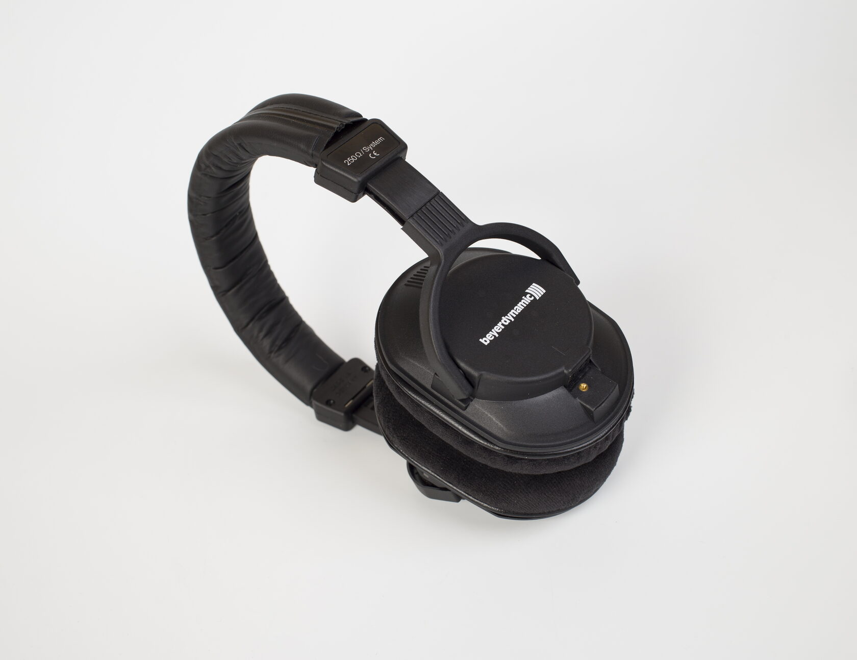 Динамические полноразмерные наушники Beyerdynamic DT250