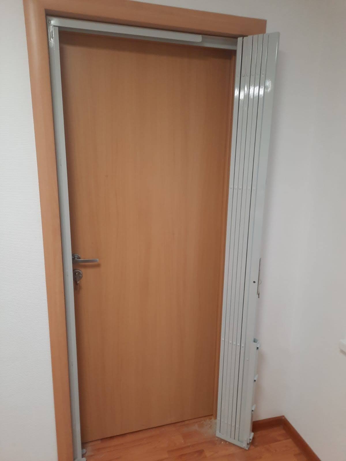 Дверь с вентиляционной решёткой