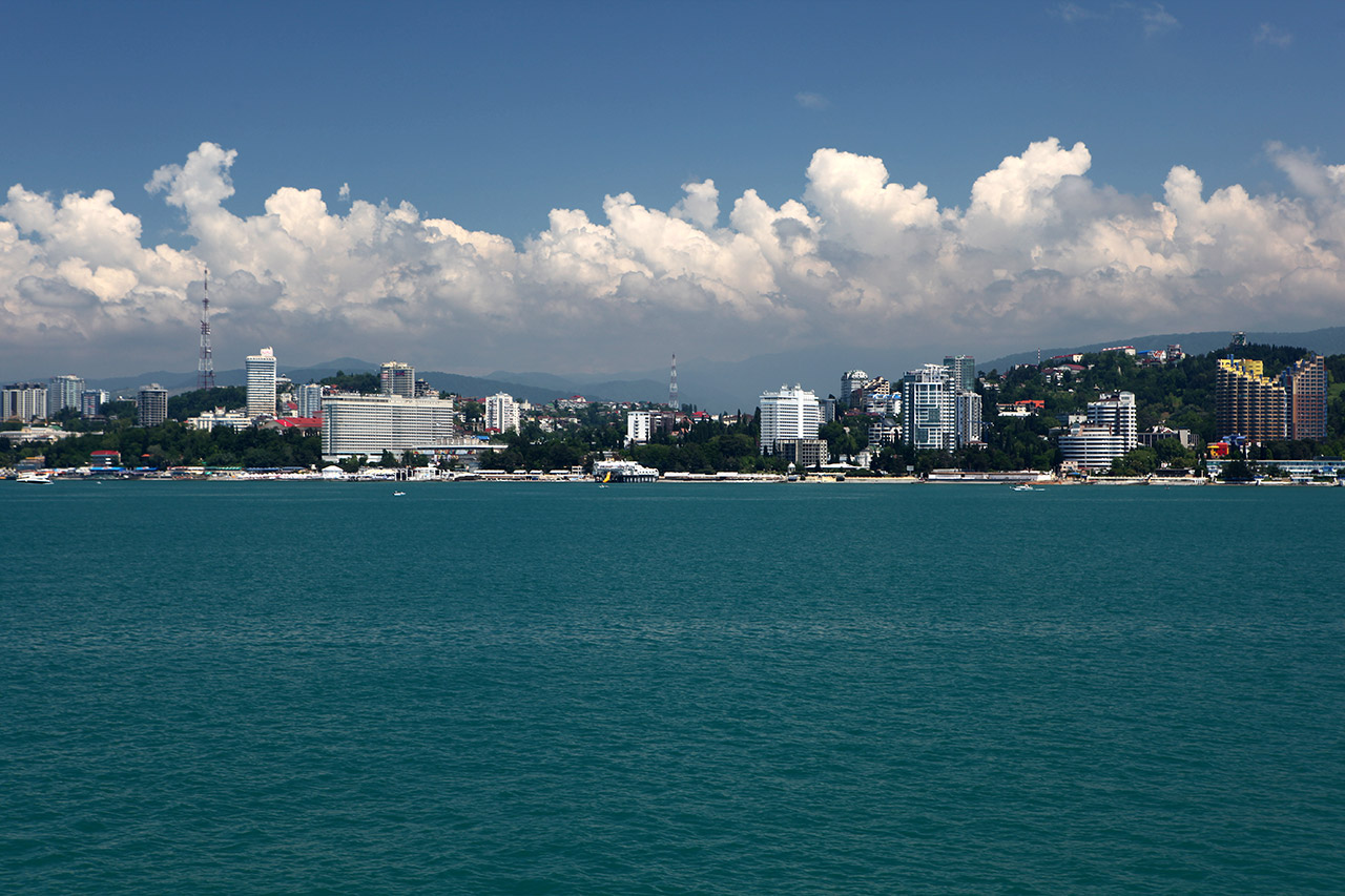 Гто сочи. Город Сочи черное море. Сочи вид на море. Сочи берег черного моря у города. Вид на море центр Сочи.