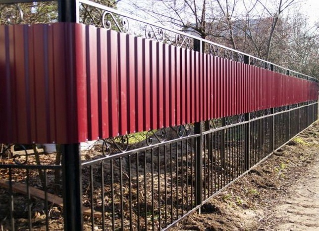 Комбинированный забор из профнастила и сетки фото