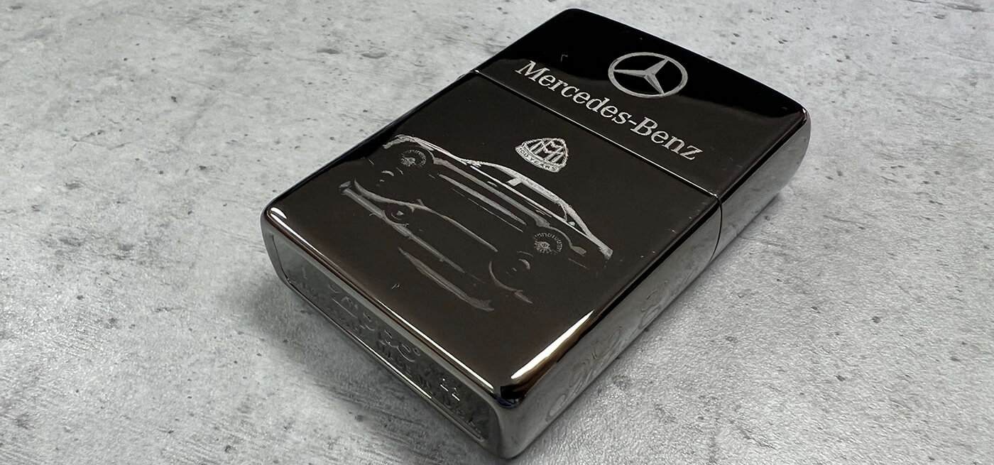Гравировка автомобиля и логотипа Mercedes-Benz на чёрной Zippo