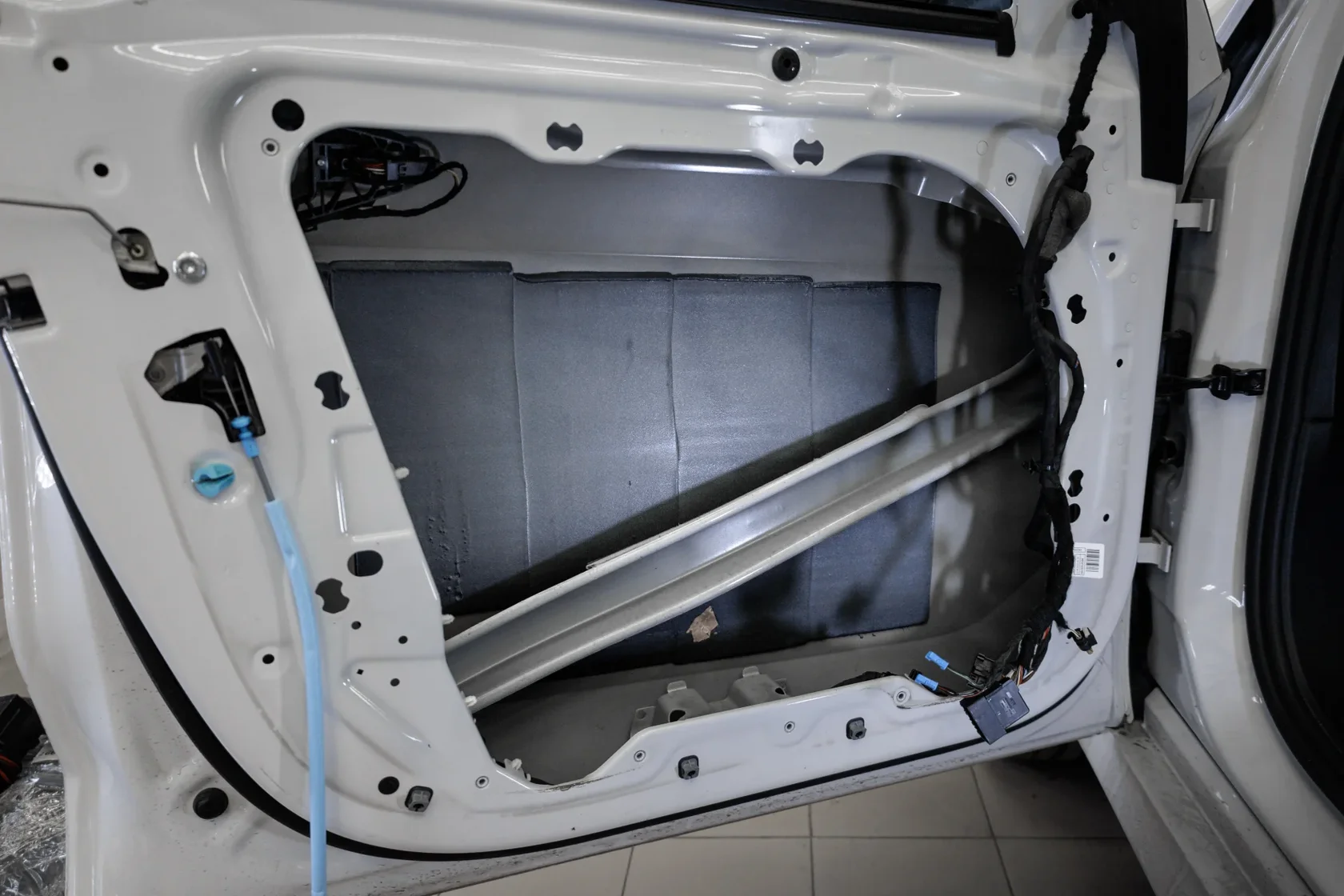 Заводская шумоизоляция BMW X5 G05 под снятой обшивкой двери