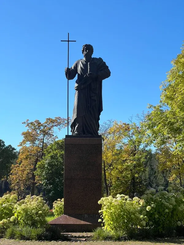 Памятник среди деревьев на Валааме