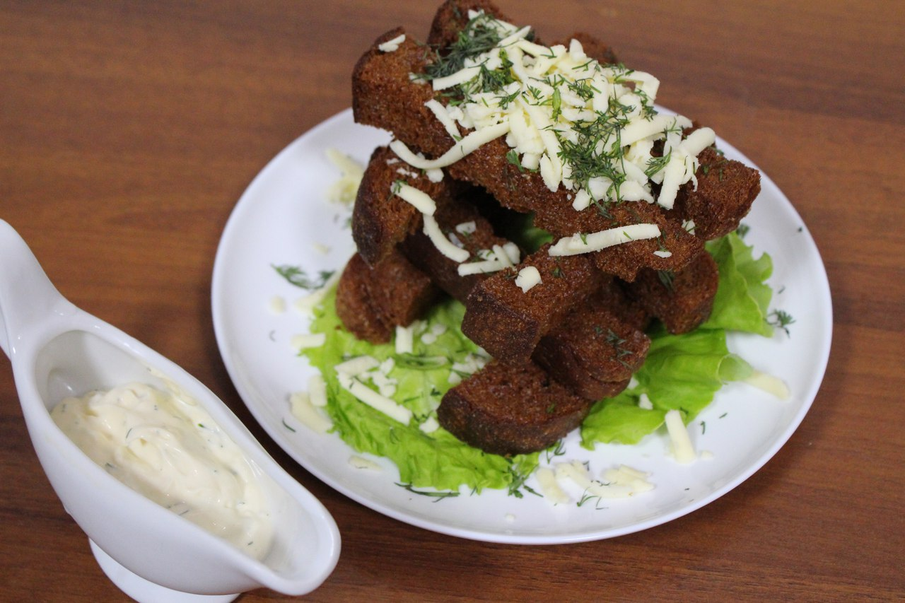 Гренки с чесноком. Чесночные гренки с сыром. Чесночные гренки с сырным соусом. Гренки с чесноком и сыром.