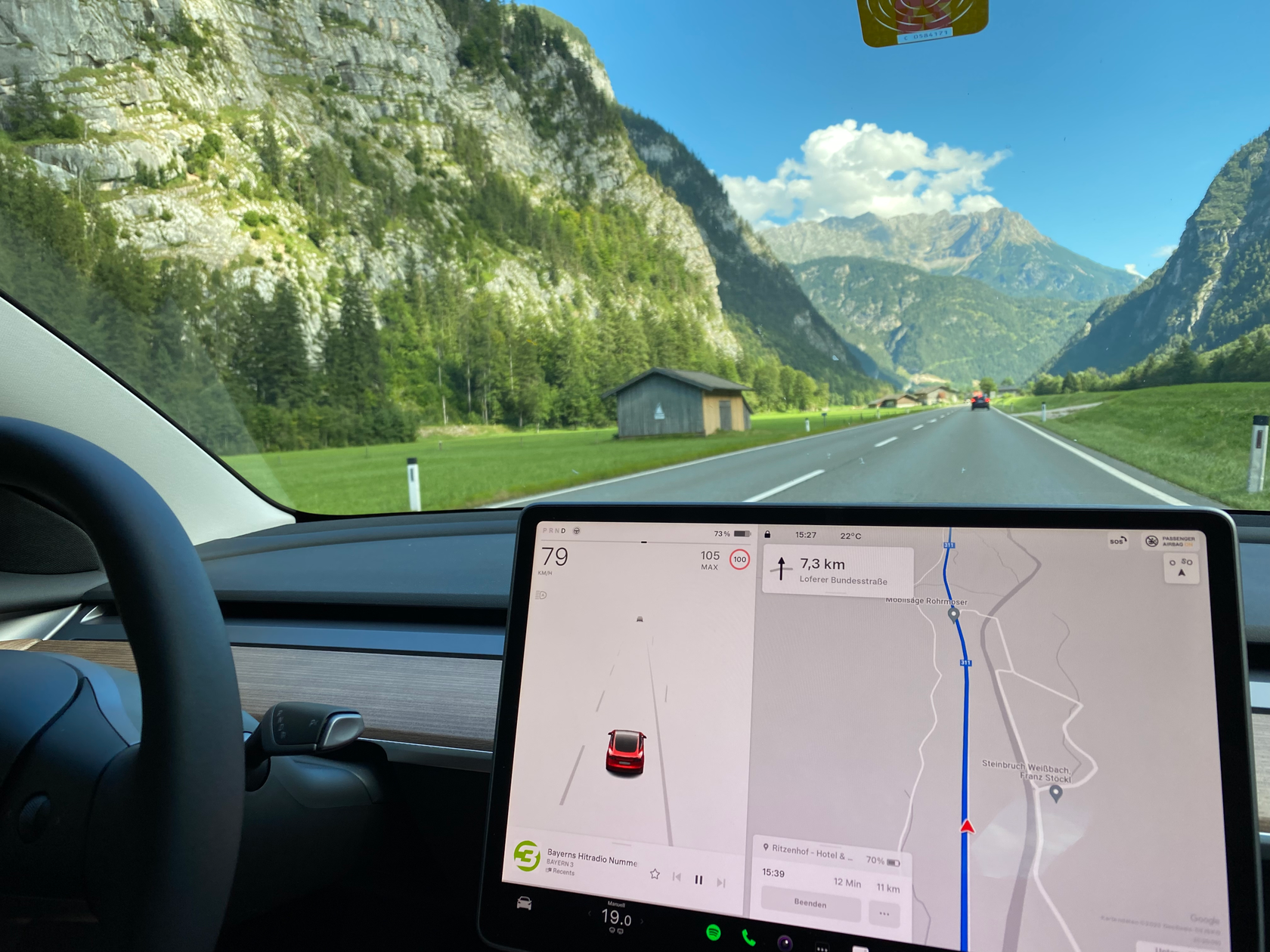 Tesla Innenansicht während der Fahrt