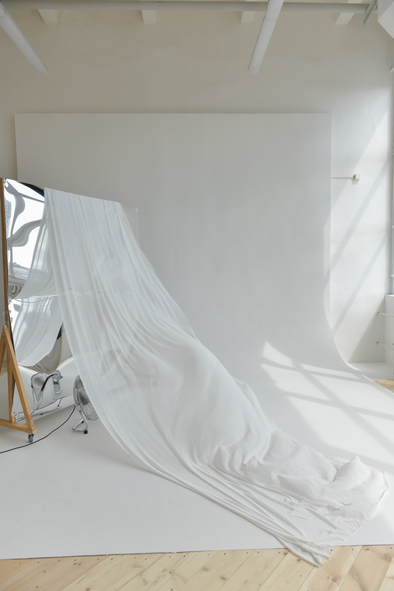 Зал LUCKY (ЦИКЛОРАМА) для каталожных съемок в фотостудии ЭЛЕКТРОЗАВОД ⚡