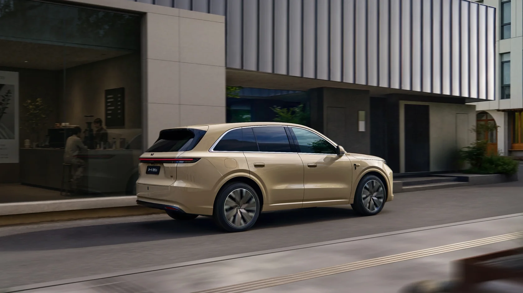 Li Auto L6 песочного цвета у кофейни