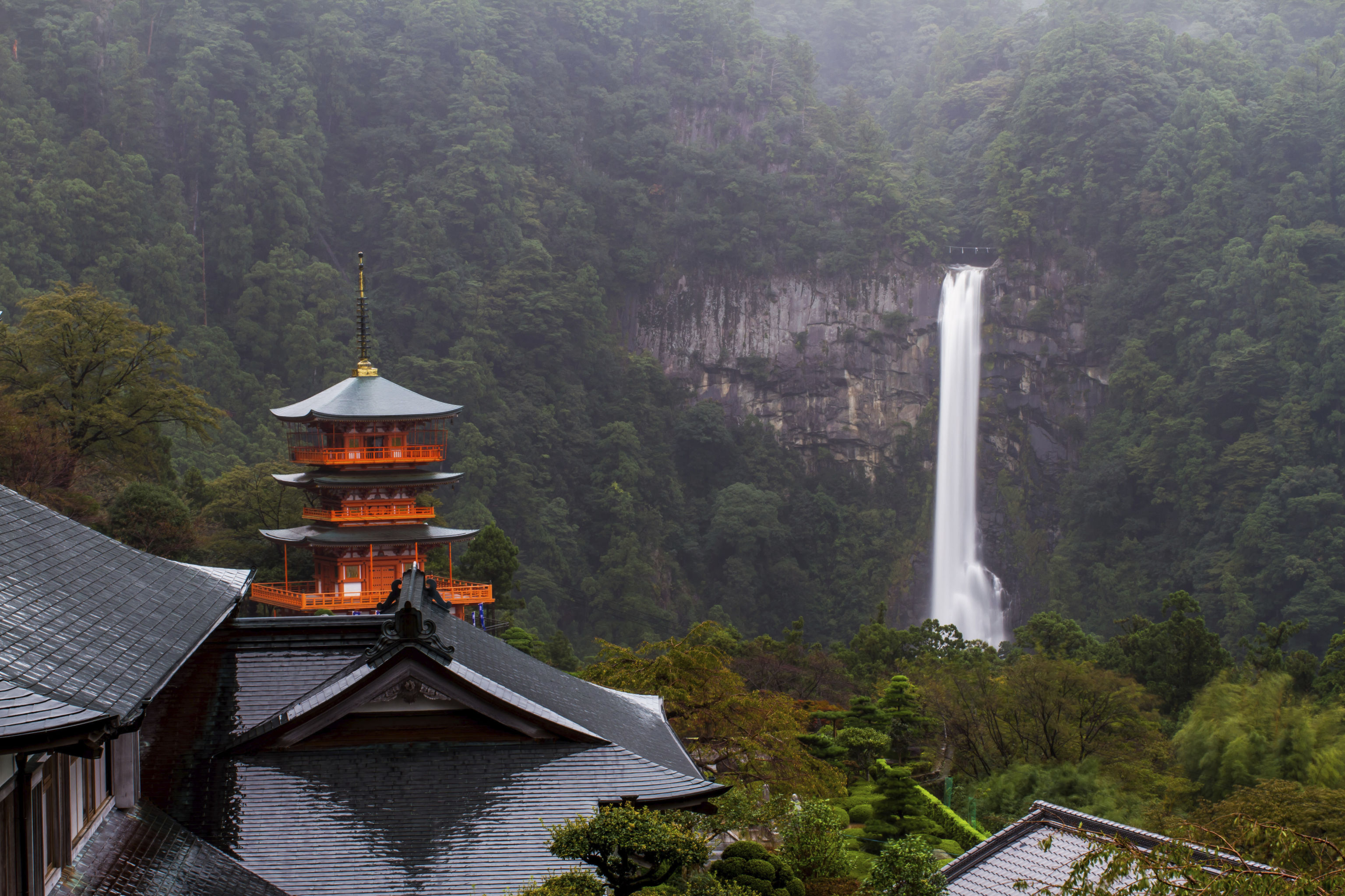 водопад в японии