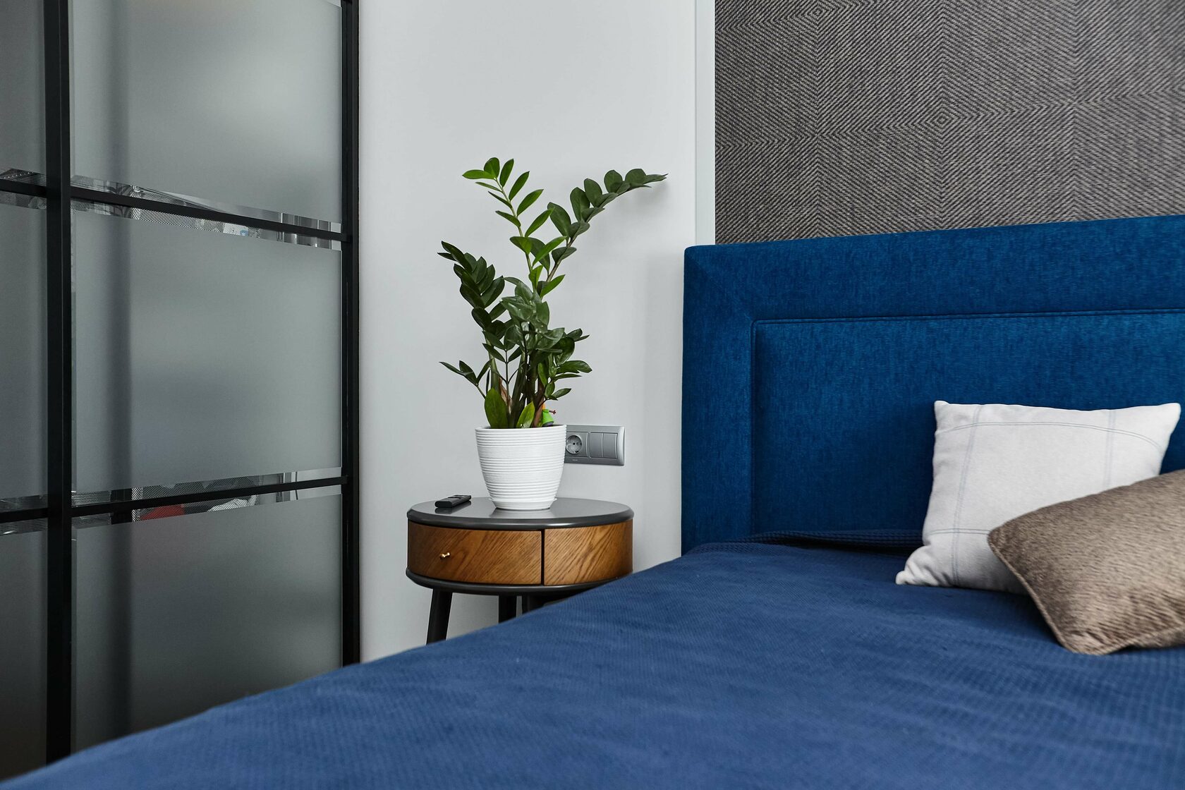 Зиларт - Дизайн интерьера спальни, кровать, тумба, шкаф