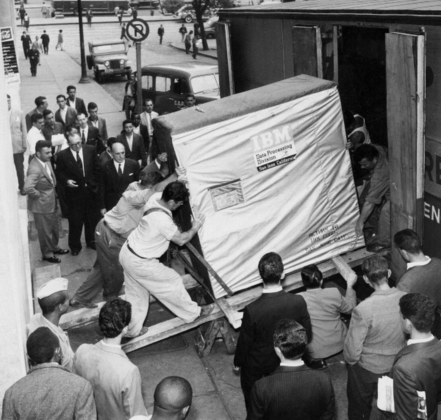 5 мегабайт. Жесткий диск IBM 1956. Жесткий диск 5 МБ 1956. Жесткий диск IBM 1956 год. IBM жесткий диск 5мб.