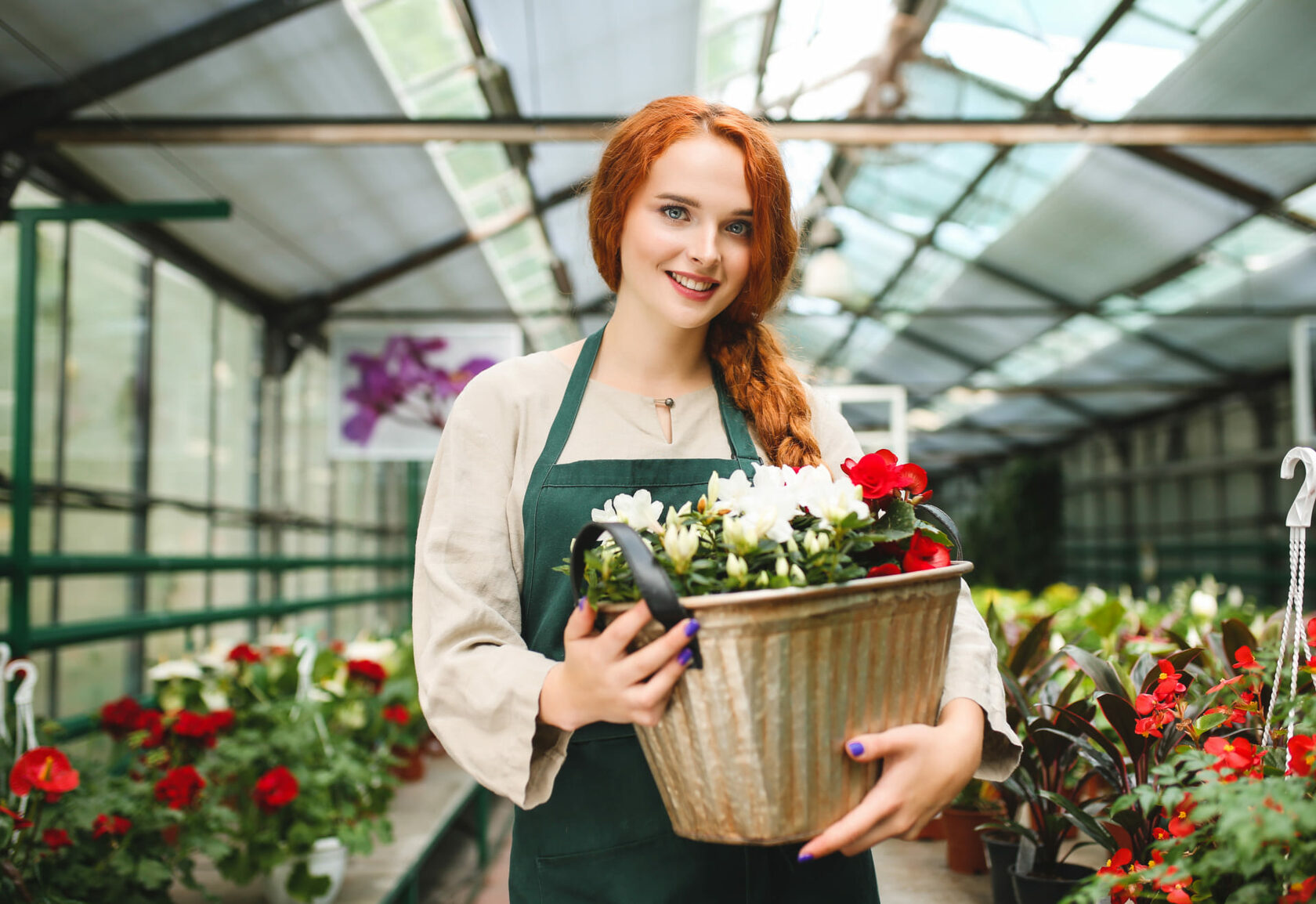 Продавец-флорист обязанности. The Florist girl in the Greenhouse holds a Bouquet in her hands.