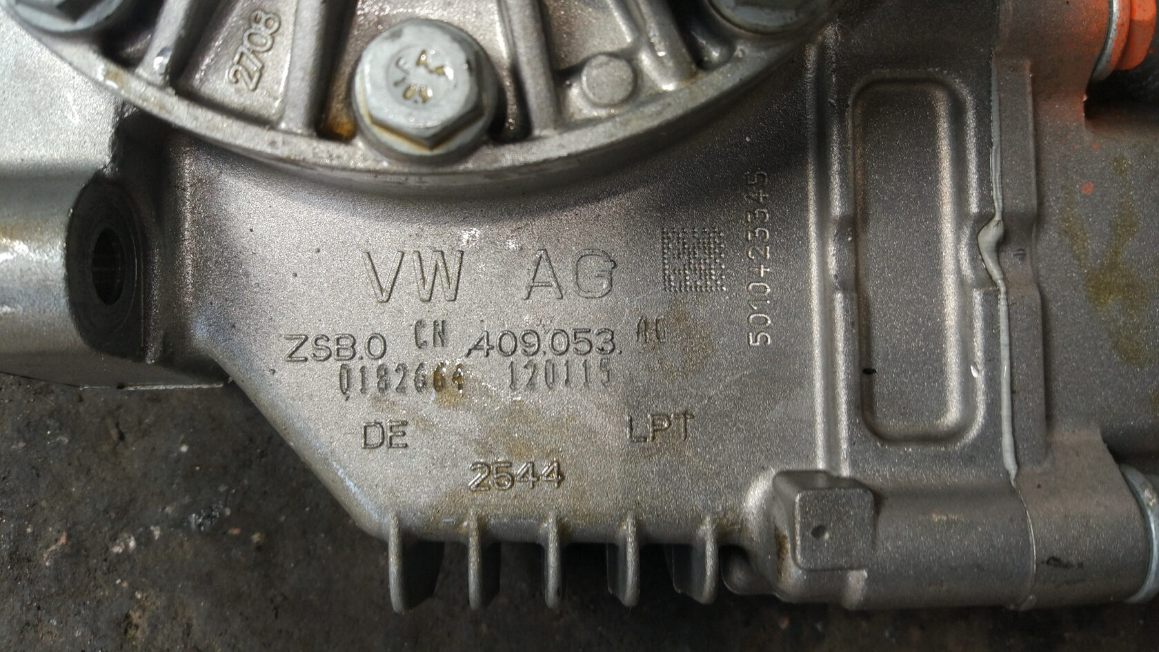 Наклейка с кодом КПП на автомобиле VAG (крупным планом).