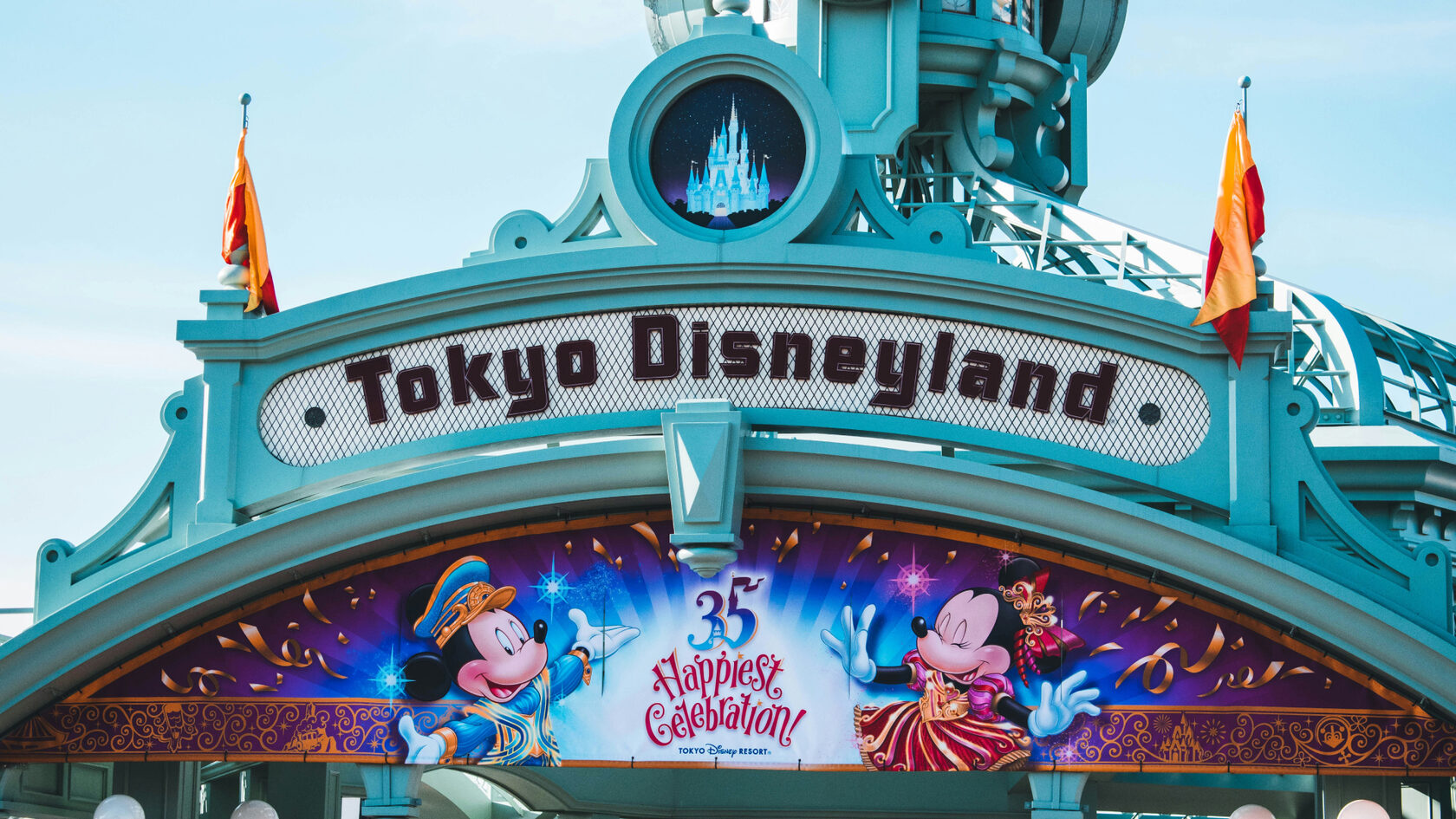 Tokyo Disneyland и DisneySea — тематические парки рядом с Токио