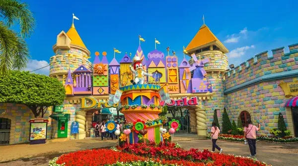 Красочный замок Fantasy Land со входом и вывеской Dream World в тайском Диснейленде
