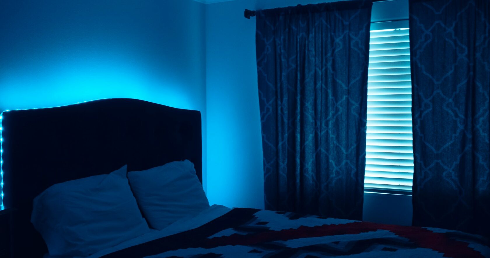 Натяжной потолок с парящей LED-подсветкой