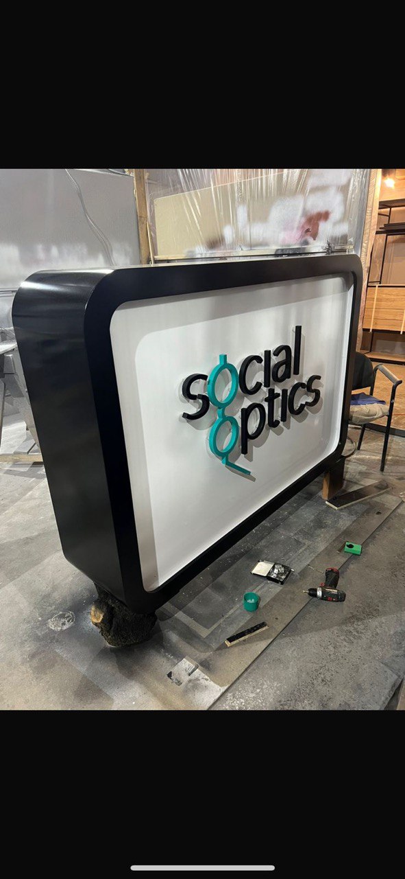 Фирменная панель Social Optics — другой реализованный проект ZEWORKSHOP