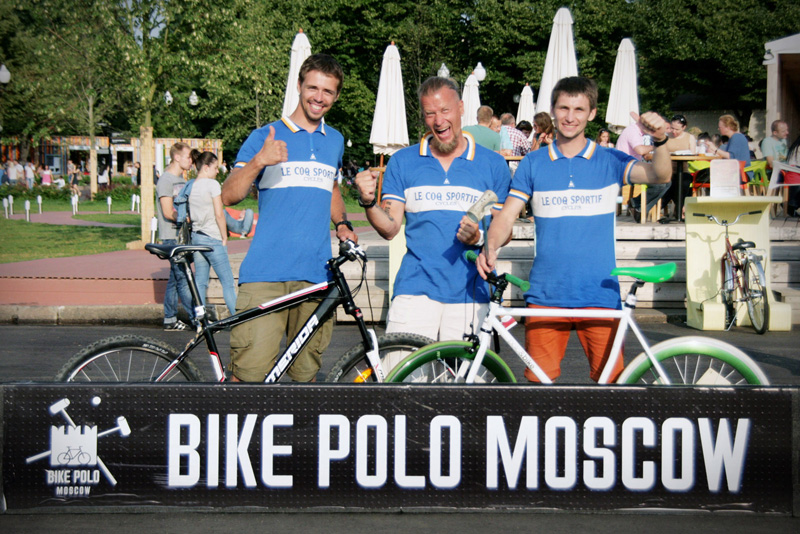 С клюшкой на коне