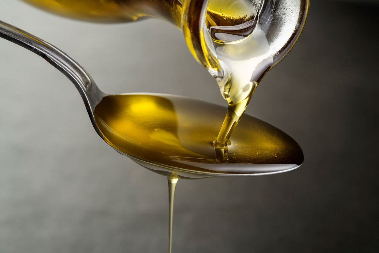 2 ст ложки растительного масла. Растительное масло. Растительное масло в ложке. Подсолнечное масло в ложке. Ложка оливкового масла.