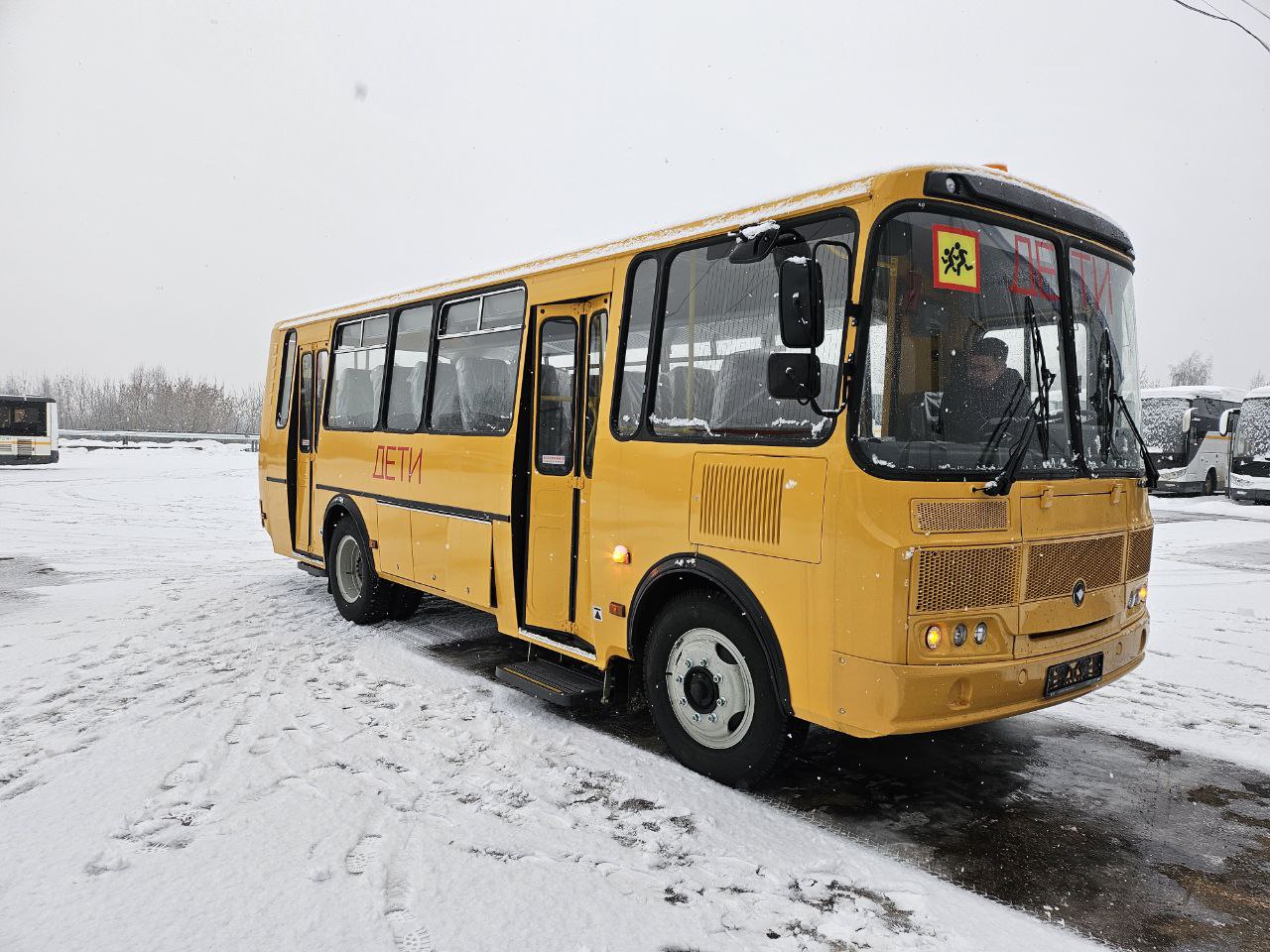 Автобусы для подвоза в школы 349 детей передали еще в три округа Подмосковья