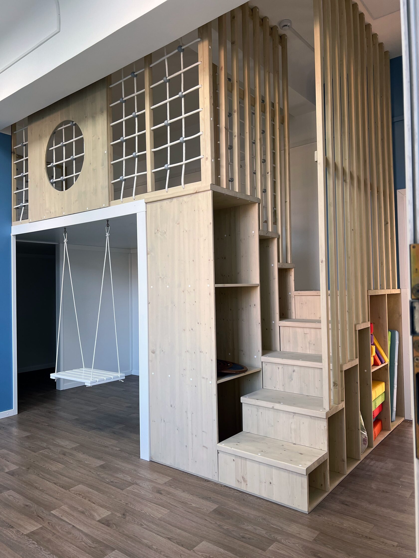 Детский игровой домик в современном интерьере