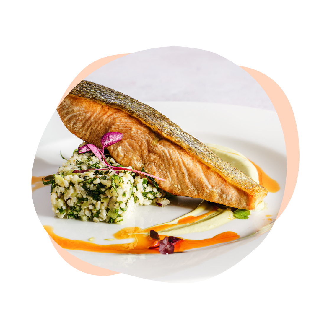 стейк из семги на тарелке