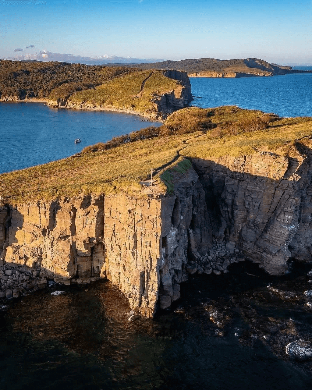 Вид на скалы и Японское море с вертолета