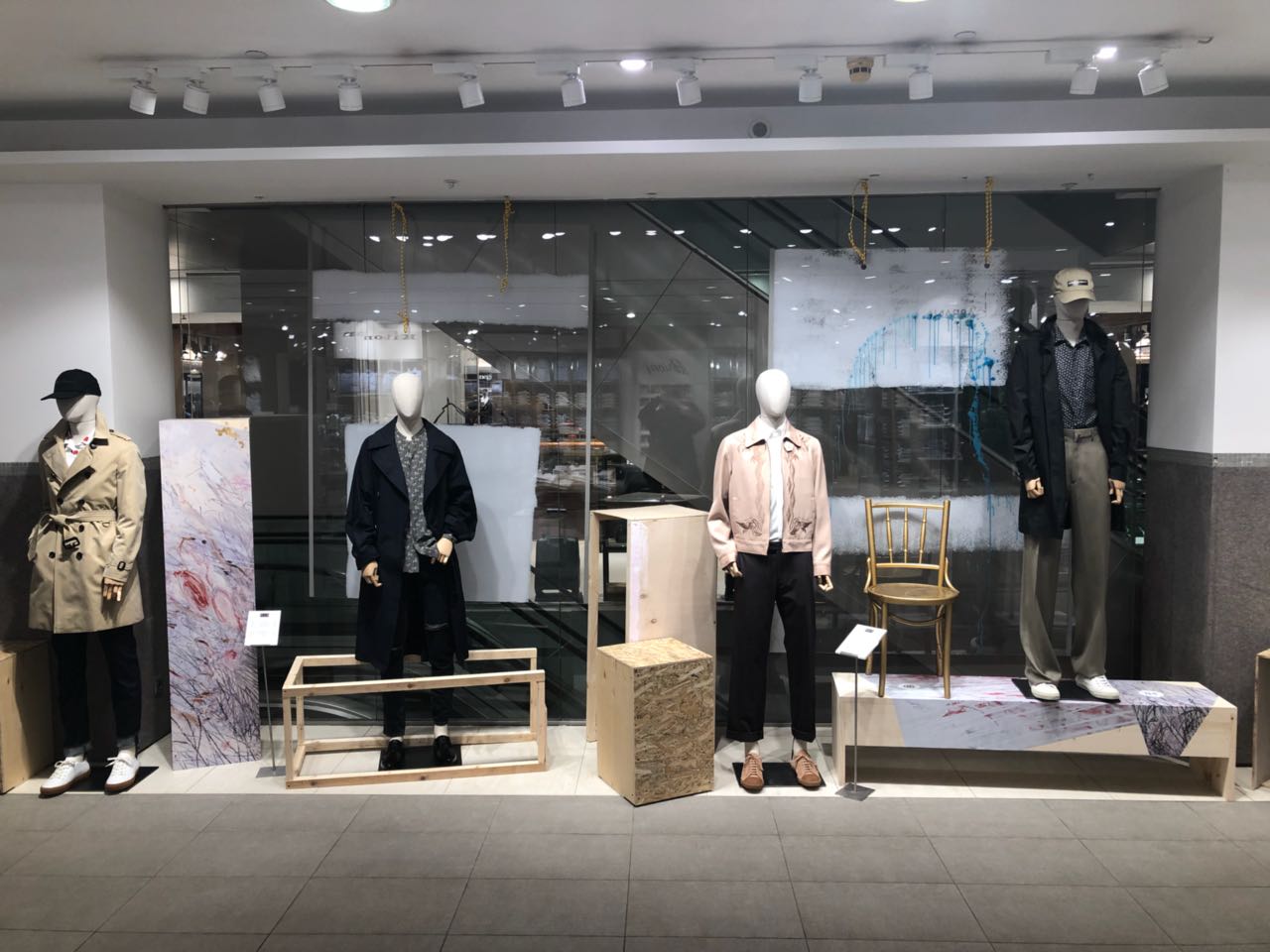 оформление витрины магазина одежды в москве