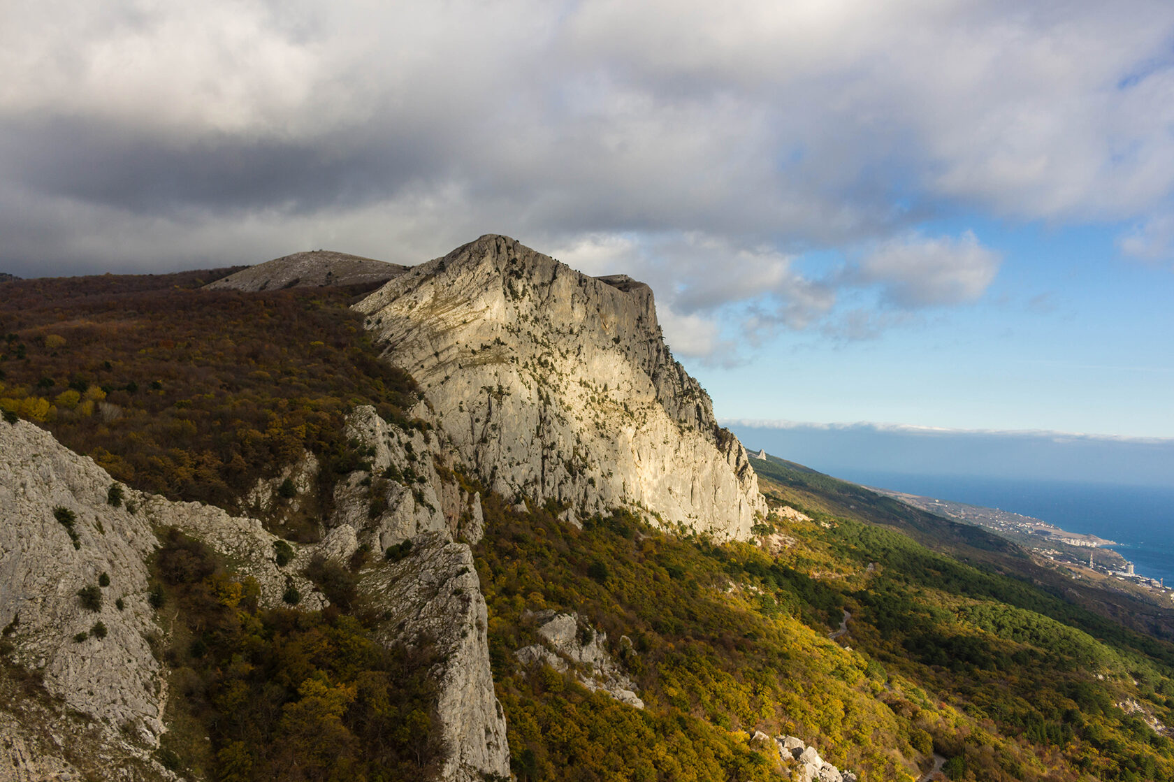 Отвесные горы в Крыму