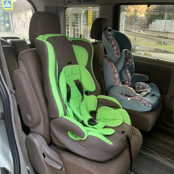 фото салона минивэна в красную поляну с 2 детскими креслами