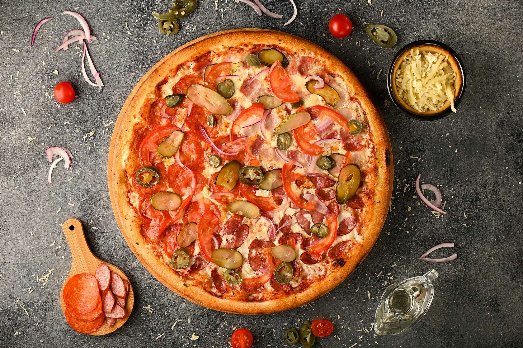 рецепт домашней пиццы с колбасой огурцами помидорами и сыром в духовке фото 118