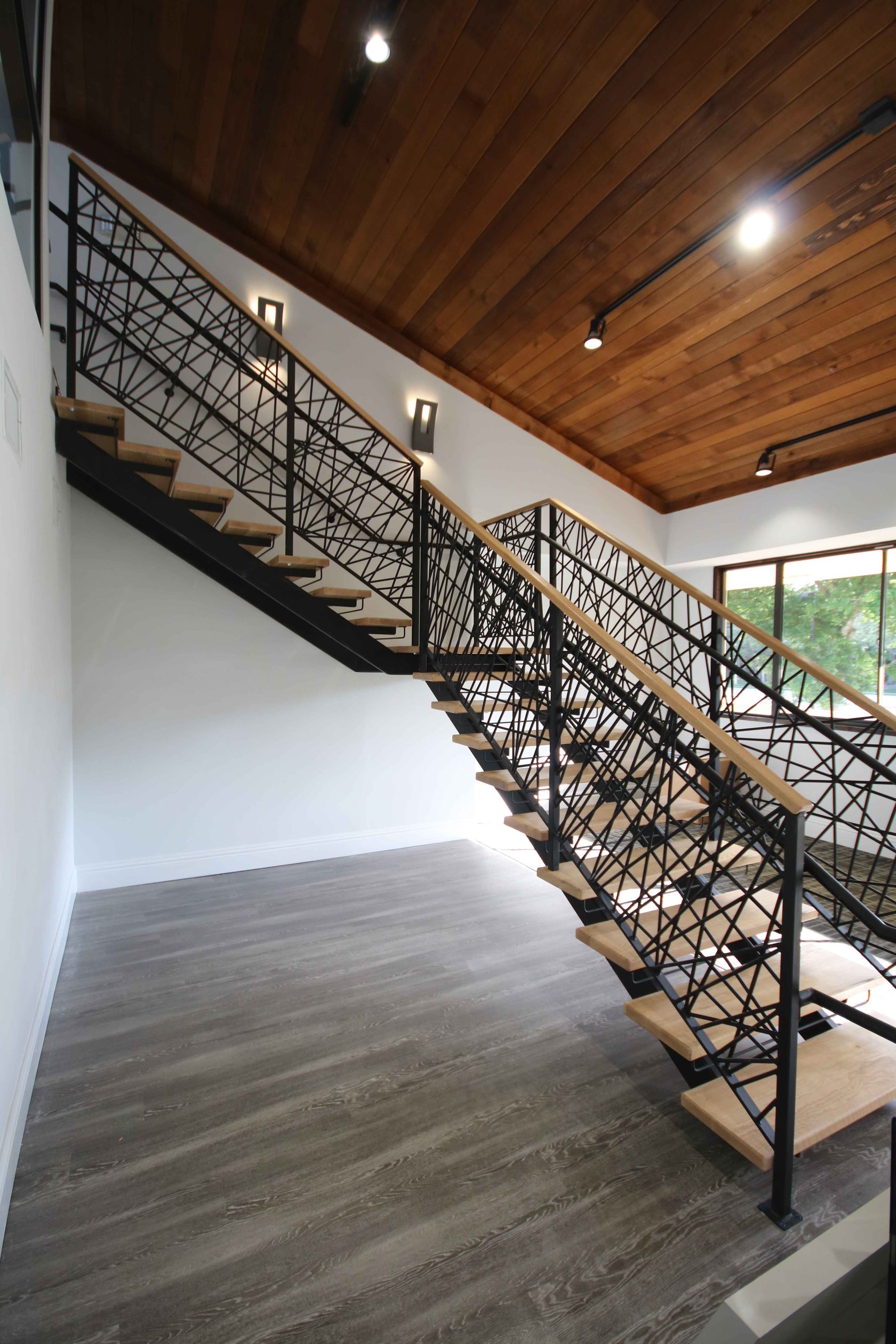 Металлические перила для лестницы в частном доме фото