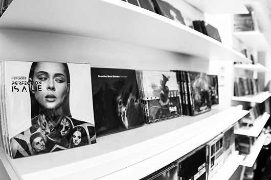 acoustic word, мир акустики, домашний кинотеатр, кино, кинотеатр, фильм, звук, колонки, стойка, строительство, экран, диван, индивидуальный, семейный кинотеатр, попкорн, отдых, заказ мебели, инсталляция, обучение, LP проигрыватели, система умный дом, кабель на заказ, мебель на заказ, Трейд-Ин, рабочий процесс