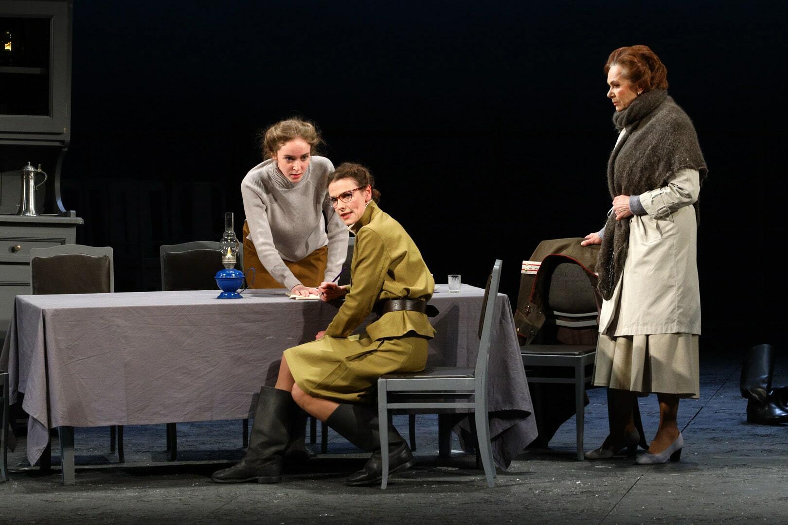 какие постановки ставились в русских театрах?. вечно живые спектакль. театр. летят журавли малый театр. театр.