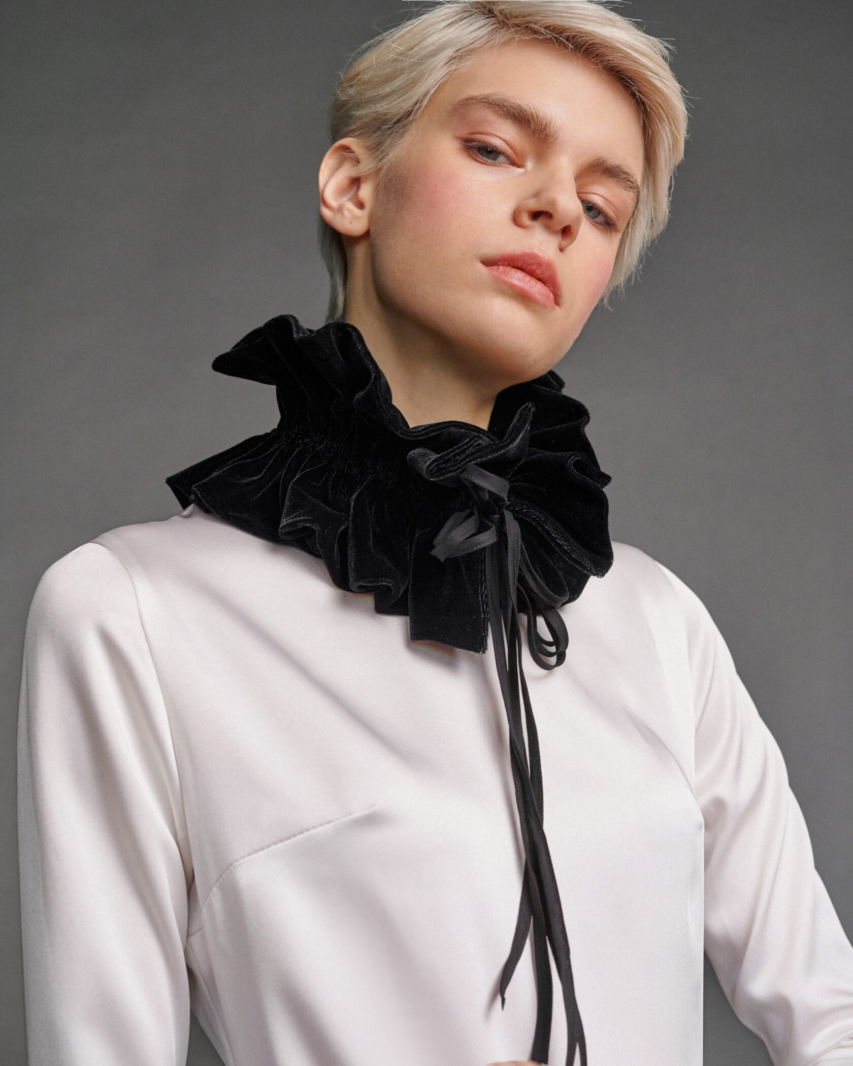 Пышный воротник из бархата "Вертинский"