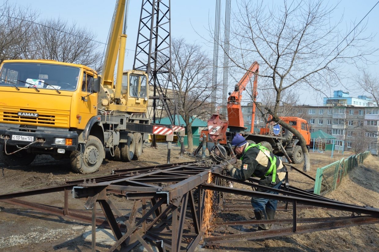 Демонтаж опор лэп 330кв железобетонных. Демонтаж опоры лэп 10кв. Демонтаж опоры в 110 кв. Демонтаж опор лэп. Демонтаж опор лэп.