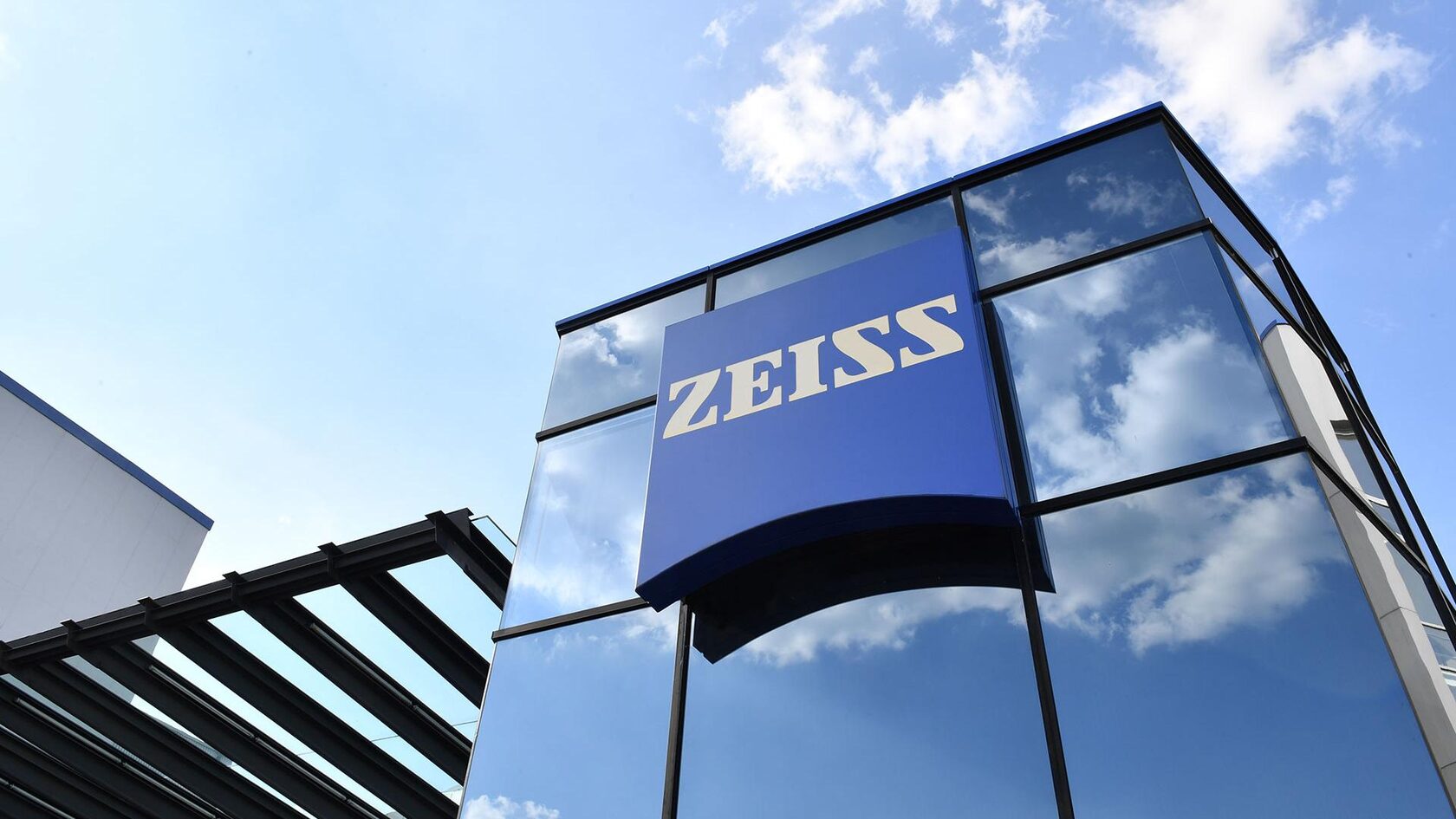 оптика ZEISS незримо присутствует в самых разных сферах современной жизни. Даже передовые технологии производства микрочипов, лежащие в основе цифровой эпохи, зависят от сложнейших оптических систем ZEISS.
