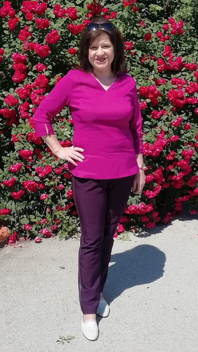 Блуза в цвят циклама и тъмнолилав панталон - перфектна комбинация на цветове за 2022 