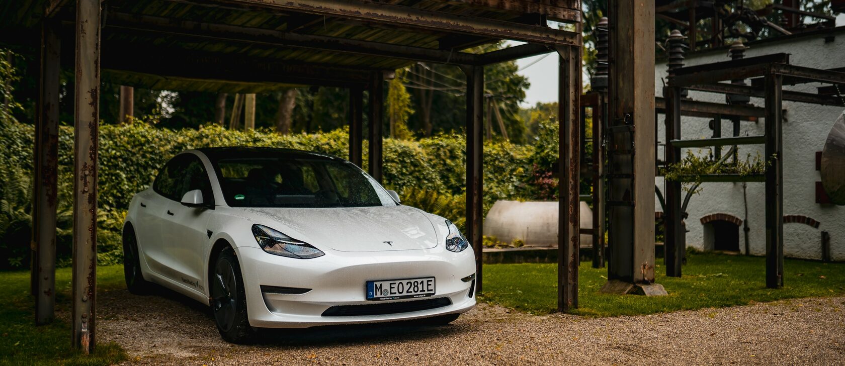 Geparktes Tesla Model 3 in Weiß