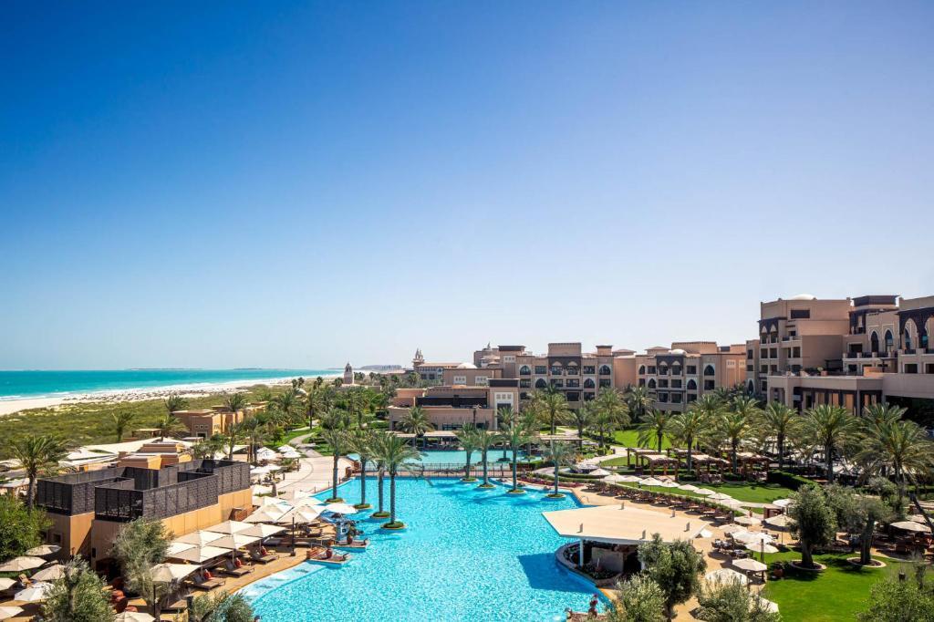 Saadiyat Rotana на заповедном острове Саадият – это 327 номеров, сюитов и 13 пляжных вилл с приватными пулами у белоснежного пляжа Персидского залива. Рядом Лувр Абу-Даби в культурном районе, теннис, фитнес, спа и детский клуб – полный набор для семейного отдыха в ОАЭ 2026. Виллы с террасами для ужина у моря, 49-дюймовые ТВ, Wi-Fi и чай-кофе в номерах с видами – комфорт на высоте. Идеально сочетает релакс и экскурсии, с ресторанами на любой вкус. 