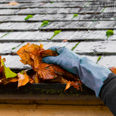 уборка листьев и веток с водостока