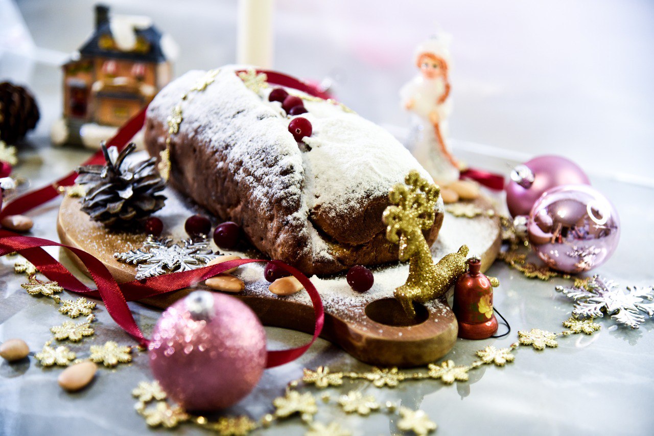 Немецкий рождественский штоллен с марципаном и цукатами