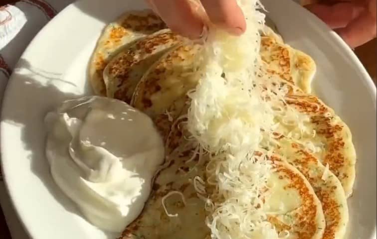 Приготовление картофельных блинчиков из пюре на сковороде: шаг 9