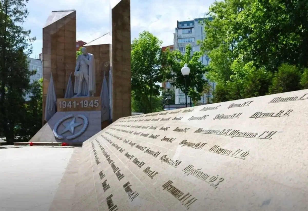 Восстановленный мемориал «Воин-победитель» в микрорайоне Пироговский после вандальных действий.